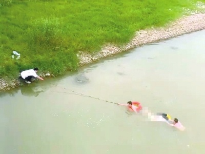 母亲跳水救儿双双溺水 许昌两男子下水成功营救