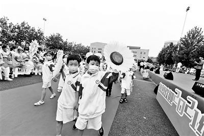 北京市140万中小学生今日开学新学期每天开展2小时课后服务