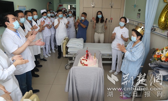 四川婆婆罹患肝硬化晚期在汉换肝 医护为她过生日庆祝重生