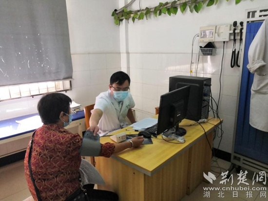 鄂州西山街道社区卫生服务中心组织10余名医生“把脉”问诊