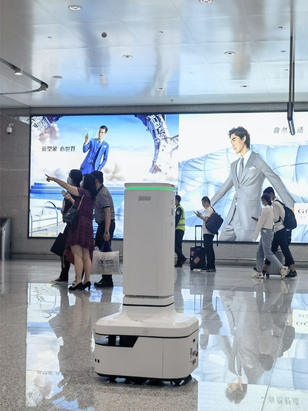 长春机场引进空气消杀机器人 智能化助力疫情防控