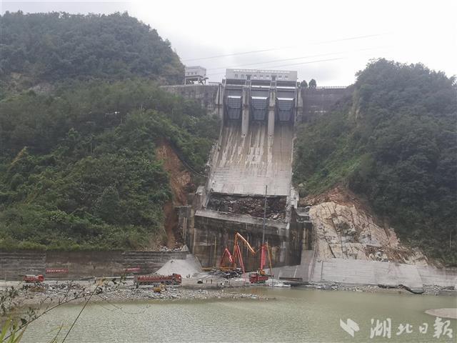 竹溪鄂坪电站溢洪道受损 水库下游5400余群众紧急转移安置