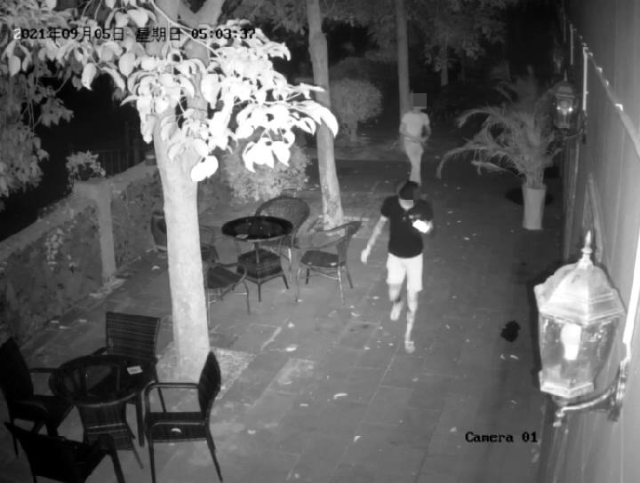监控全程记录 两男子深夜潜入澄迈一茶馆盗窃