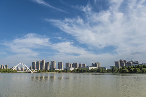 【大河网景】今天出门晒太阳了吗？郑州的蓝天白云刷屏了