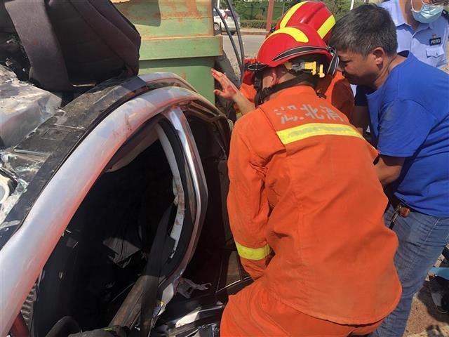 渣土车与轿车相撞致5人被困，武汉消防紧急救援