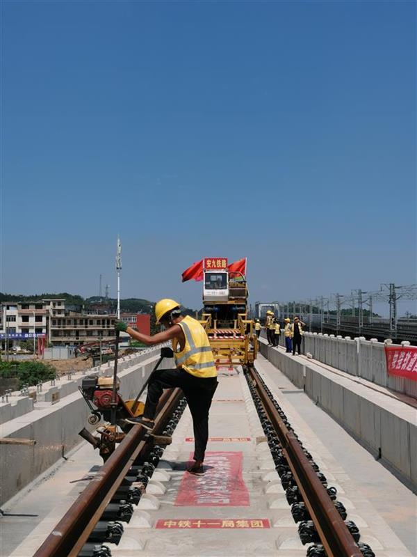 安九高铁完成全线铺轨 开通后武汉至上海仅需3小时