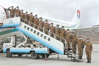 “千里边关一日还”——西部战区某中心协调地方开通二十三条空中航线助力新老兵进出新疆西藏