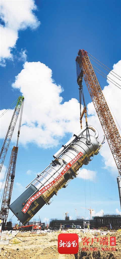 海南炼化百万吨乙烯项目急冷水塔完成吊装