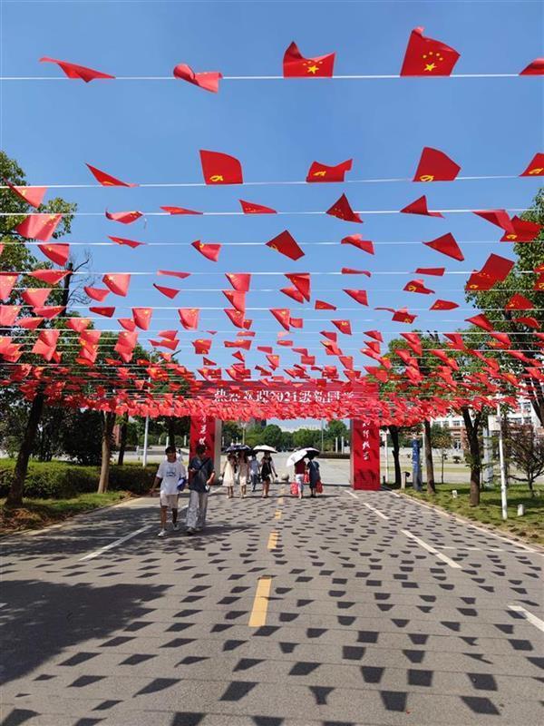武汉商学院迎来3100名新生 入校首站“我与国旗共合影”
