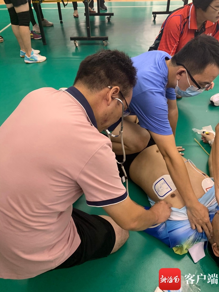 海口一男子参加乒乓球赛突然晕倒 省人民医院一对“医护夫妻”合力救人