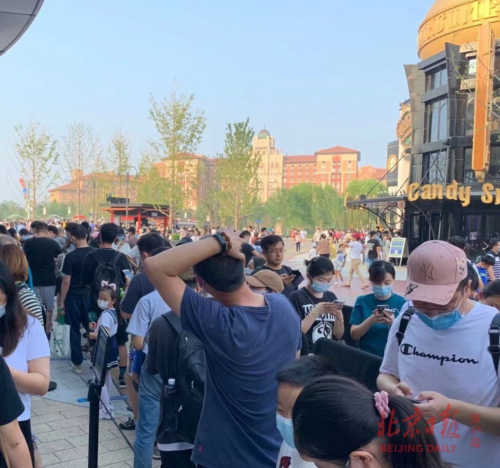 无需门票的北京环球度假区城市大道周末爆火，不乏“代购族”
