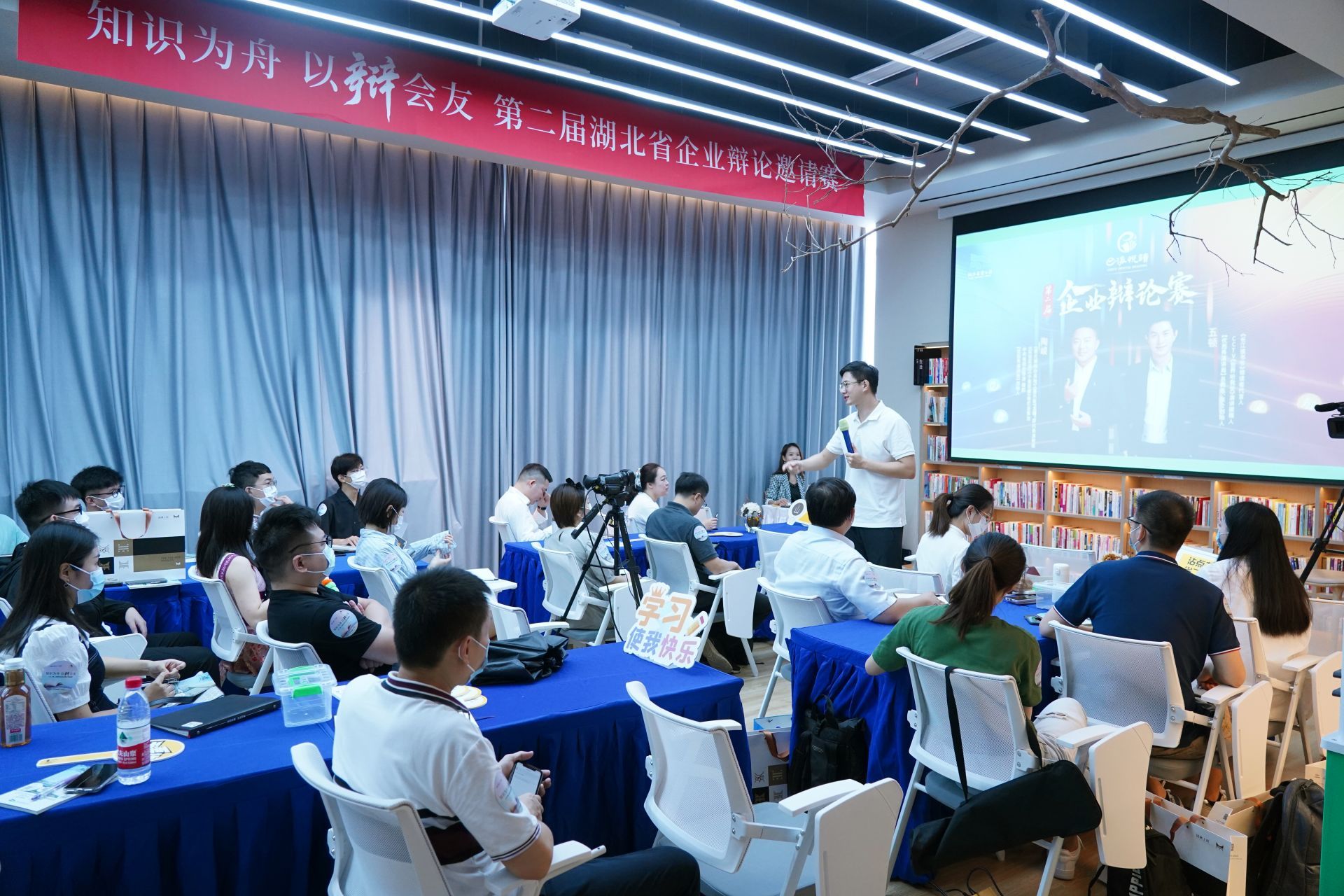 第二届湖北省企业辩论赛在省图书馆启动  批量办证、定向信息服务助力企业转型发展