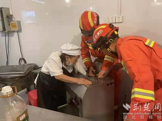 厨师操作不当手卡揉面机，鄂州消防15分钟成功破拆救援