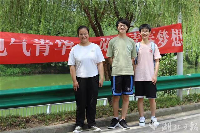 湖工大新生报到首日 电气学院来了三名“刘畅”