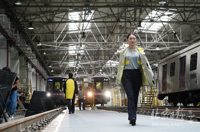 地铁员工“新装”走秀，新款制服“暗藏玄机”