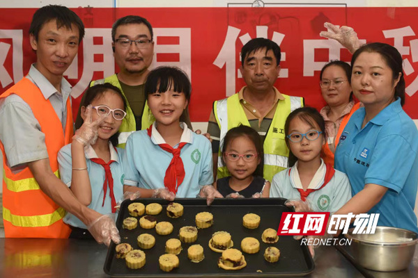 中建二局：工地上的中秋节 自制月饼共享“家国味”