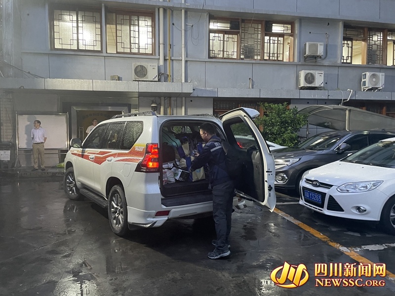 四川省地震局派出工作组前往当地协助抗震救灾工作