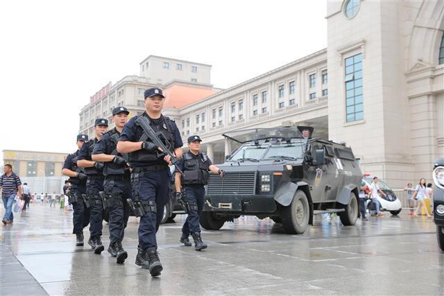 “双节“临近，武汉警方24小时巡防盘查保平安