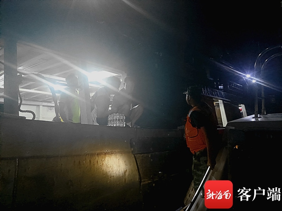 椰视频丨文昌海域一渔民中毒昏迷 海南海警展开深夜救援