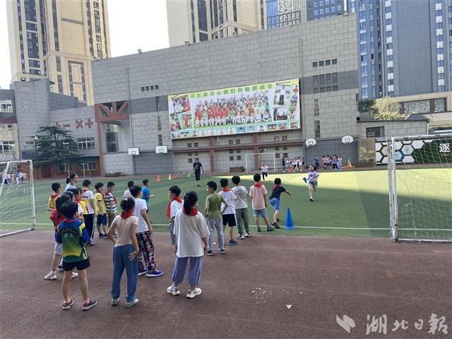 探访“双减”之下的武汉足球特色学校	：支持孩子参加体艺活动的家长激增 更关注孩子身心健康