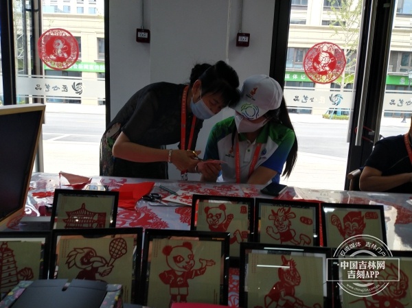 全运赛场之外丨一把剪刀一张红纸 61岁的李白芝用巧手“剪出”大千世界
