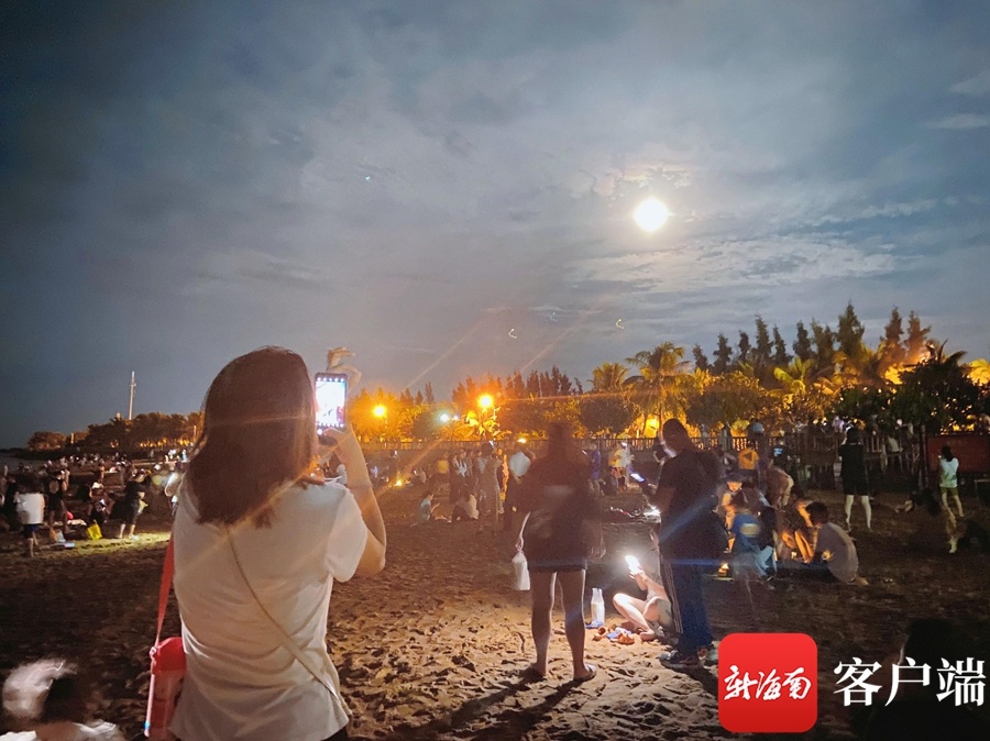 中秋海边赏月 市民欢聚海口白沙门公园过节