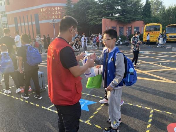 为他们点赞 郑州开学首日公交志愿者护航上学路