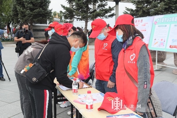 黑龙江共青团开展新冠病毒疫苗接种工作集中宣传日志愿服务活动