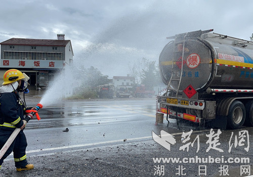 湖北宜城：35吨醋酸甲酯槽罐车被追尾致泄漏 消防紧急排险