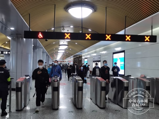 长春今天公交地铁不花钱！地铁自动售票机全部显示“暂停服务”