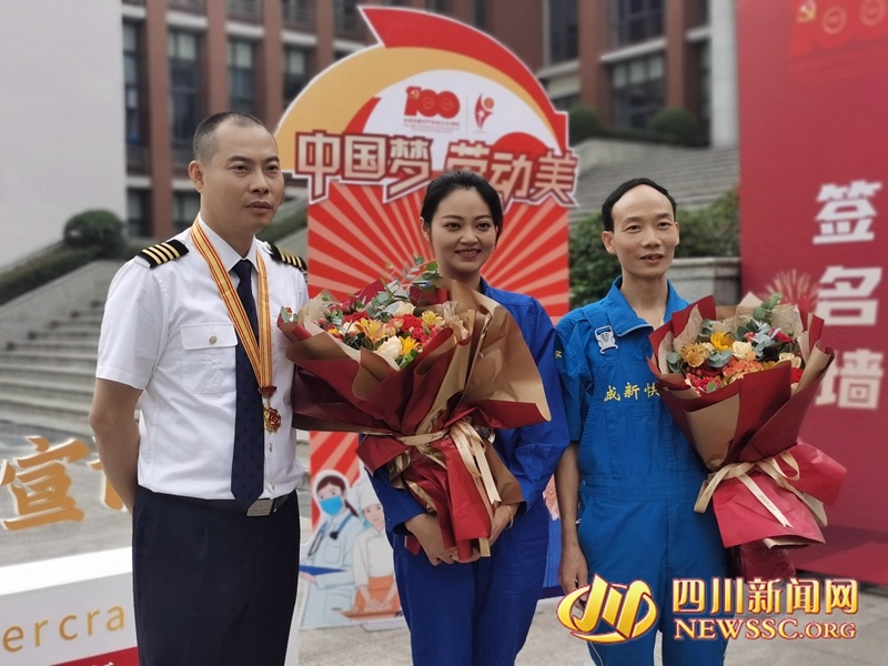 “英雄机长”刘传健走进成都航空职业技术学院 给了航空学子们三个嘱托
