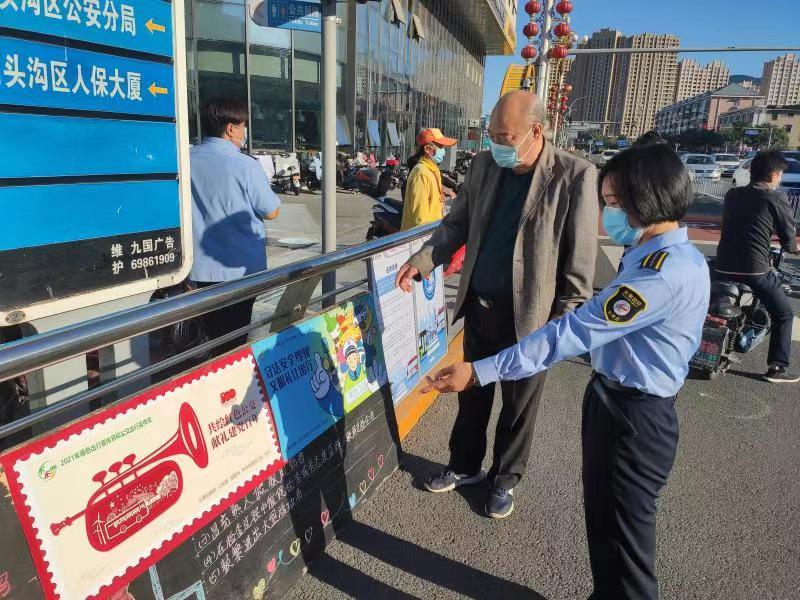 北京公交客八分公司第十车队开展站台宣传活动 倡导市民绿色文明出行