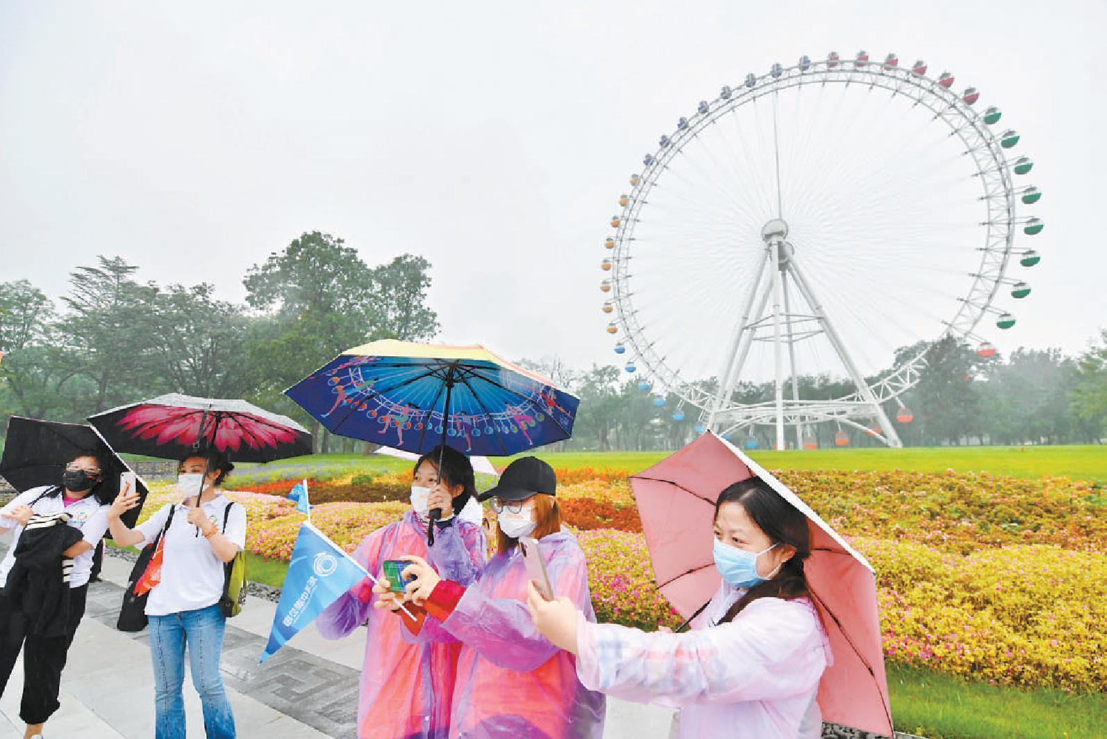 北京龙潭中湖公园开园 加固保留后的摩天轮引市民合影