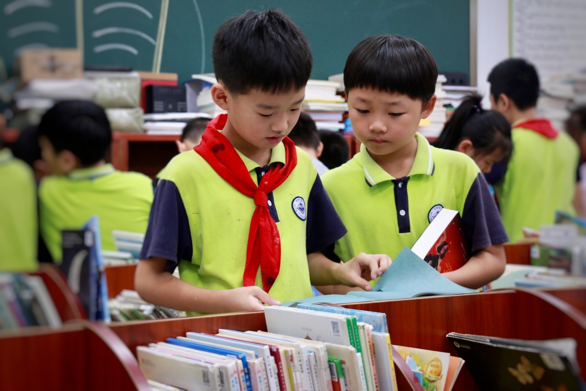 女记协向北京昌平硕博学校捐赠200余册图书
