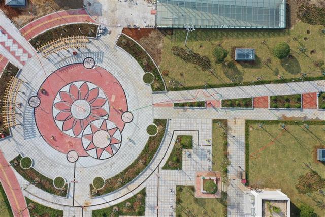 武汉蔡甸节前再添一处便民设施：地上是绿化广场 地下是公共停车场