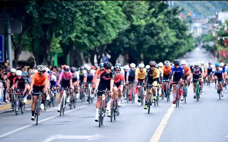 跃马大渡河畔 骑遍四川·2021环茶马古道雅安公路自行车赛石棉站开赛