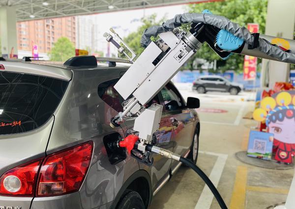全国首款应用型智能加油机器人在中国石油河南销售公司“上岗”