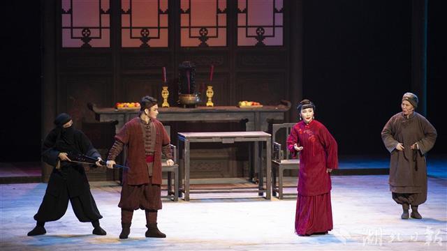 荆州花鼓戏《红荷》在武汉琴台大剧院上演