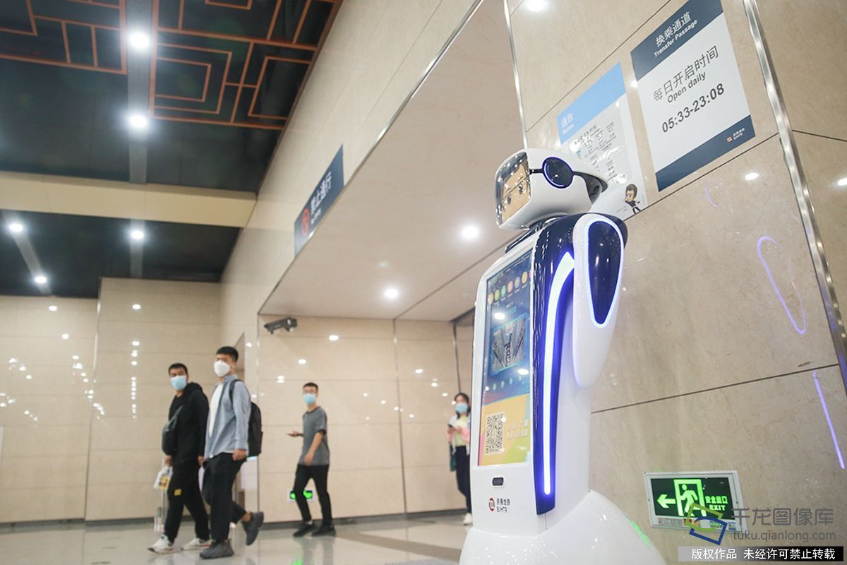 北京轨道交通首个车站智能服务机器人国家图书馆站“上岗”
