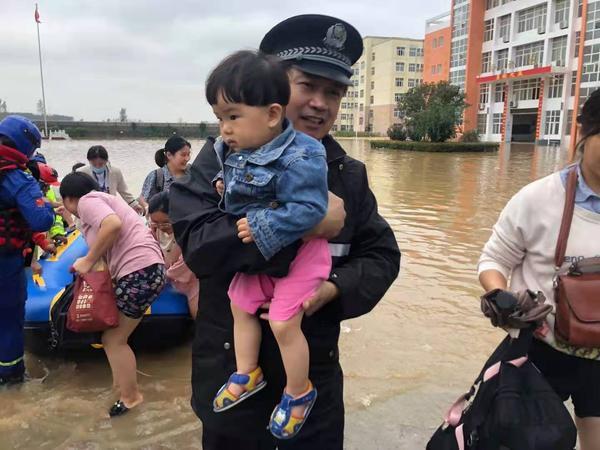 洪灾面前，叶县民警无畏风雨挺身而出