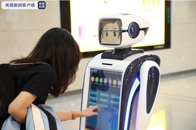北京轨道交通首个车站智能服务机器人“上岗“