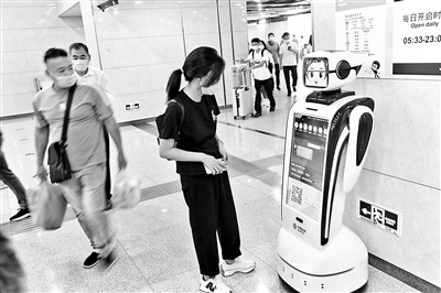 三台智能服务机器人现身国家图书馆地铁站 可查询能指路