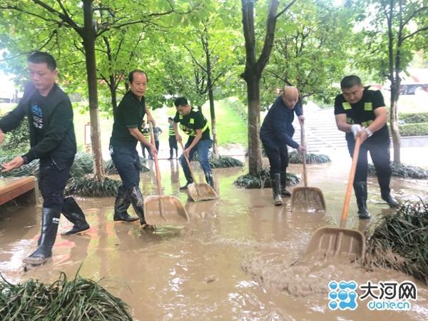 漯河城管连续奋战沙澧河堤 冒雨清淤获市民热赞