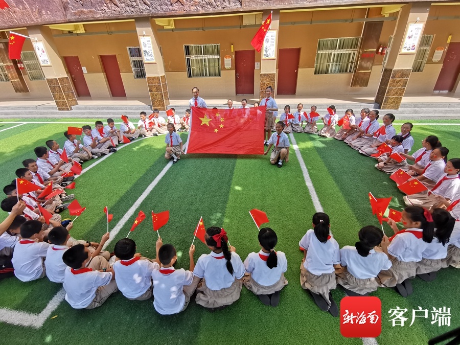 海口中小学开展迎国庆爱国主义教育活动：向国旗敬礼 做时代新人
