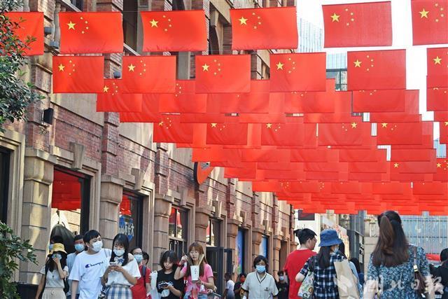汉街洋溢最美中国红
