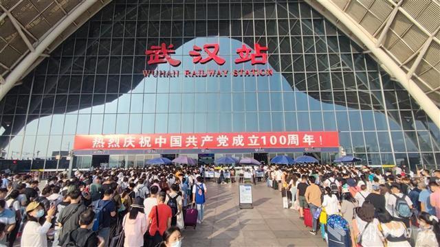 国庆长假首日，武铁送客80万人次，汉口站发送旅客21万人次创新高