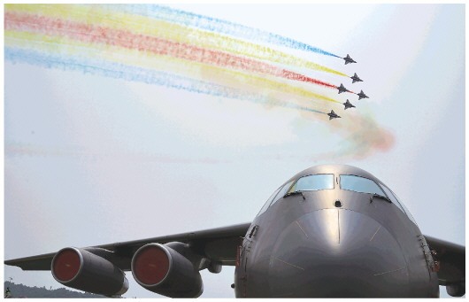 “空军蓝”致敬“中国红”战鹰用航迹为祖国庆生