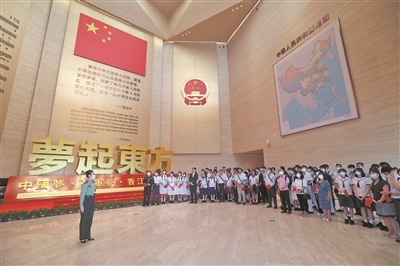百余名香港师生和市民代表走进驻香港部队展览中心——观展迎国庆 厚植爱国情