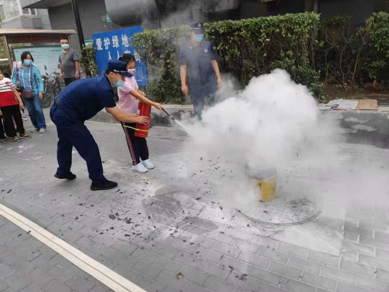 消防演练主题课搬进邻里节 东城崇西社区这个活动“涨知识”