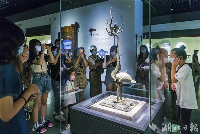 10月4日,游客们在湖北省博物馆参观.